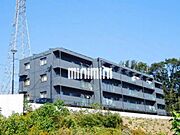 タイル張りの重量感のあるコンクリートマンションです。