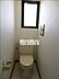 トイレ：窓付きの明るいトイレです。