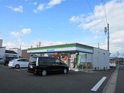 コンビニ「ファミリーマートまで210m」