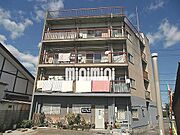 レトロな外観です。一階にカラオケ喫茶有り。