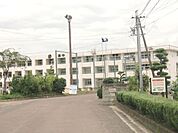 中学校「市立西中学校まで3300m」