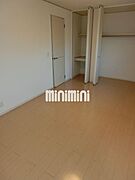 収納たっぷりな洋室