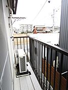 隣とは独立して接していないベランダ