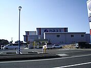 スーパー「カネスエまで880m」