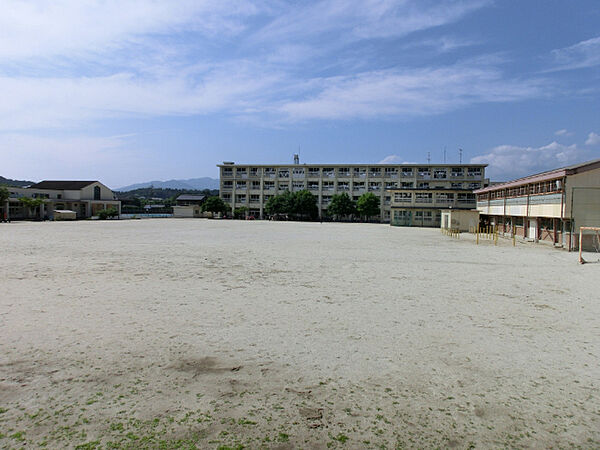 画像16:小学校「中津川市立西小学校まで1030m」