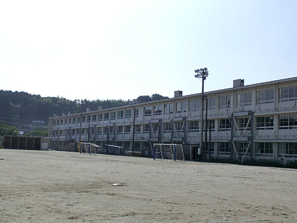 画像12:小学校「恵那市立長島小学校まで1405m」