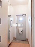 下駄箱、ポスト付きの玄関です。
