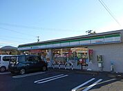 コンビニ「ファミリーマート恵那高校前店まで917m」