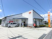 コンビニ「苗木郵便局まで690m」