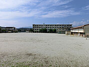 小学校「中津川市立西小学校まで1030m」