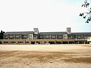 小学校「土岐市立泉小学校まで2454m」