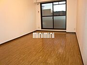 窓が大きく明るい洋間の眺めです。