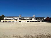 小学校「土岐市立泉小学校まで1682m」