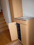 玄関には下駄箱が備え付きです。