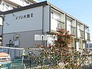 1棟8戸のシンプルで落ち着いた外観です。