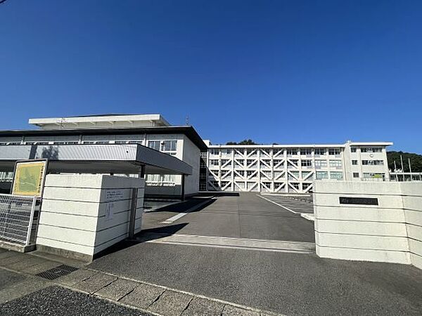画像17:中学校「関市立緑ケ丘中学校まで1490m」