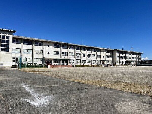 画像20:小学校「関市立瀬尻小学校まで1185m」