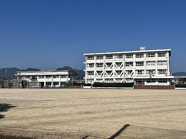 画像23:中学校「関市立下有知中学校まで1294m」