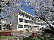 小学校「関市立桜ケ丘小学校まで1293m」