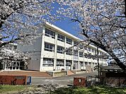 小学校「関市立桜ケ丘小学校まで1134m」