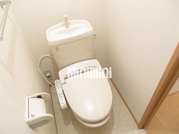 画像9:手洗い、棚、温水洗浄便座付きのトイレです