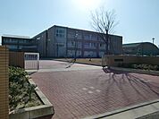 中学校「市立港中学校まで440m」