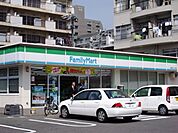 コンビニ「ファミリーマートまで80m」