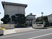 中学校「四日市市立羽津中学校まで1223m」