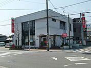 銀行「三十三銀行塩浜支店まで214m」