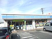 コンビニ「ローソン四日市山城町店まで1128m」