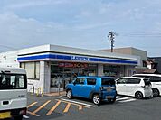 コンビニ「ローソン川越町高松店まで923m」