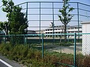 中学校「四日市市立富洲原中学校まで569m」