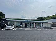 コンビニ「ファミリーマート名四亀須店まで857m」