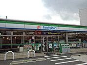 コンビニ「ファミリーマート四日市十志町店まで159m」