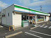 コンビニ「ファミリーマートまで550m」