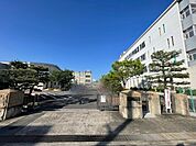 中学校「四日市市立富田中学校まで1534m」