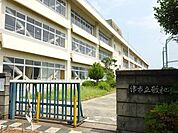 小学校「津市立敬和小学校まで1014m」