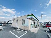 コンビニ「ファミリーマート津みなみ店まで630m」