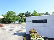 大学「三重大学まで1300m」