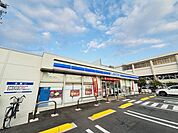 コンビニ「ローソン津高校前店まで369m」