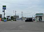 コンビニ「ファミリーマート久居北口店まで406m」