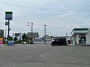 コンビニ「ファミリーマート久居北口店まで353m」