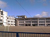 小学校「津市立新町小学校まで987m」