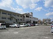 小学校「津市立成美小学校まで1320m」