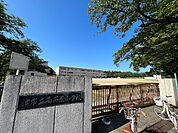 小学校「津市立高茶屋小学校まで1114m」