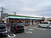 コンビニ「ファミリーマート津市ヨットハーバー店まで713m」