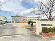 小学校「亀山市立井田川小学校まで1453m」