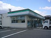 コンビニ「ファミリーマートまで560m」