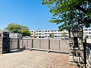 小学校「鈴鹿市立牧田小学校まで1184m」