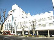 病院「誠仁会塩川病院まで980m」